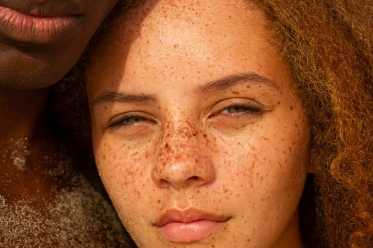 La protection solaire devient essentielle dans les routines de soins de la peau en France.