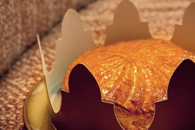 Recette de la galette des rois au yuzu de Cyril Lignac pour célébrer l’Épiphanie.