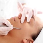 Le dermaplaning, pratique esthétique en hausse, suscite des inquiétudes chez les dermatologues.