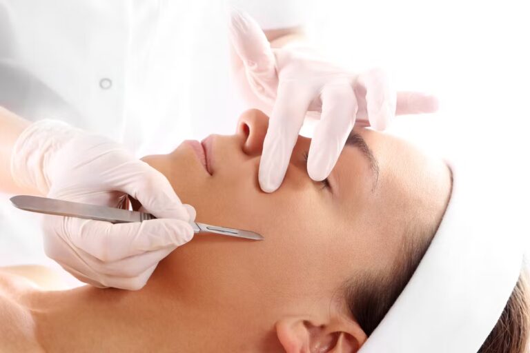Le dermaplaning, pratique esthétique en hausse, suscite des inquiétudes chez les dermatologues.