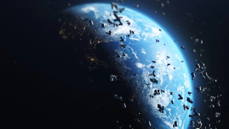 Découverte d’un nuage de débris en orbite géostationnaire menaçant les satellites essentiels.