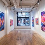 Camille Dessolin présente ses œuvres au public dans une exposition dédiée à l&rsquo;art contemporain.