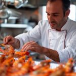 Roger Bitoune dévoile des techniques culinaires pour préparer gambas et Saint-Jacques.