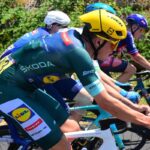 Mads Pedersen évite le déclassement après un changement de ligne dans le sprint de la 12e étape du Tour de France.