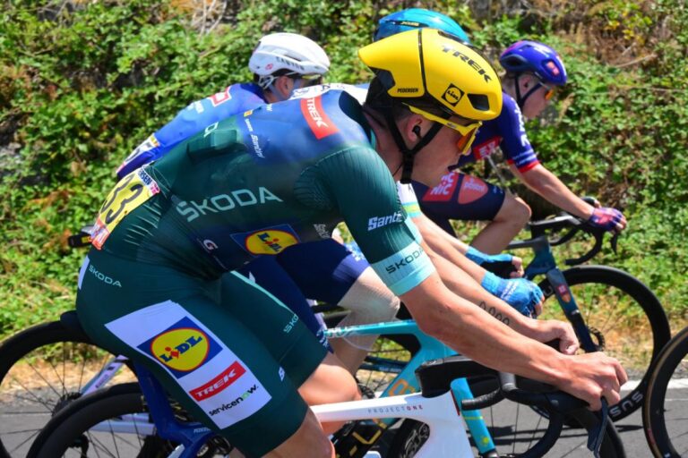 Mads Pedersen évite le déclassement après un changement de ligne dans le sprint de la 12e étape du Tour de France.