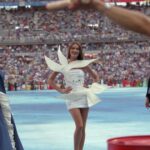 Défilé des créations d’Yves Saint Laurent sur la pelouse du Stade de France en présence de personnalités de la mode.