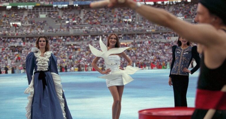 Défilé des créations d’Yves Saint Laurent sur la pelouse du Stade de France en présence de personnalités de la mode.