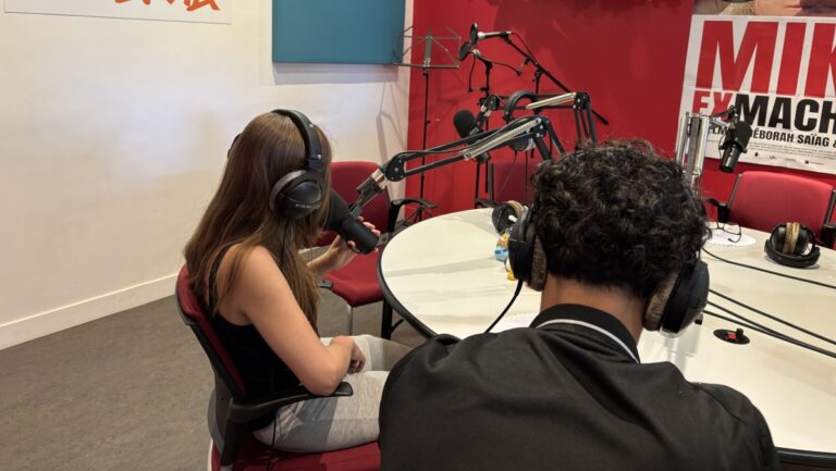 Les enfants en pédopsychiatrie de Marseille s’expriment sur Radio EMA à l’espace Arthur.