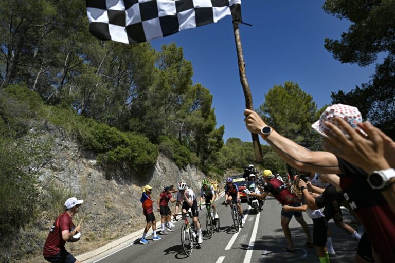 Tour de France : la troisième étape se déroule sans public en raison des incendies.