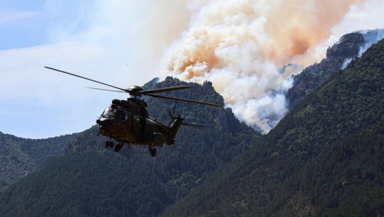 Des militaires viennent en soutien aux sapeurs-pompiers face aux feux de forêt.