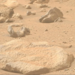 Paréidolie sur Mars : Perseverance capture une image d’un visage à la surface rouge.