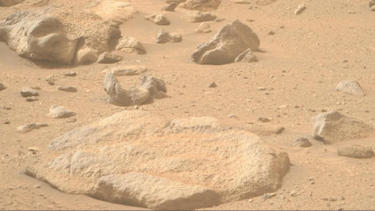 Paréidolie sur Mars : Perseverance capture une image d’un visage à la surface rouge.