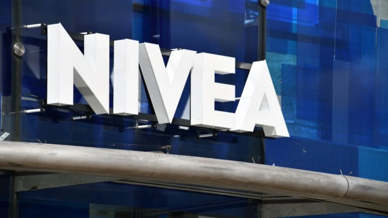 Nivea lance un gel après-soleil à l’aloe vera pour apaiser la peau après exposition au soleil.