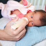 Mélanger deux laits infantiles : recommandations des pédiatres sur les risques pour les nourrissons