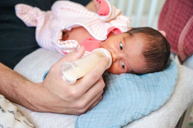 Mélanger deux laits infantiles : recommandations des pédiatres sur les risques pour les nourrissons