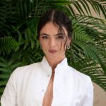 Deva Cassel présente un look audacieux lors du défilé Dior haute couture à Paris.