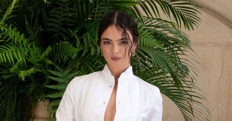Deva Cassel présente un look audacieux lors du défilé Dior haute couture à Paris.