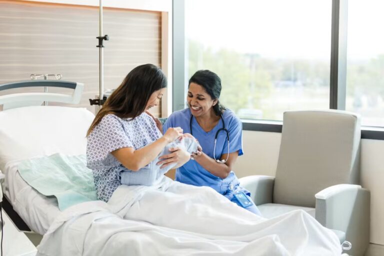 Accoucher avec une sage-femme : une étude révèle des bénéfices pour les mères.