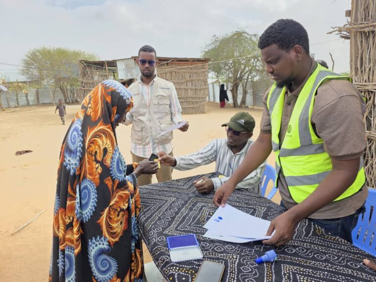 Eau potable et aide en espèces pour les communautés de Baidoa et Bardhere en Somalie