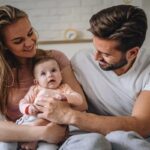 De plus en plus de bébés en France portent les noms de famille de leurs deux parents, selon l’Insee.