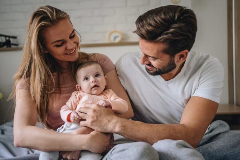 De plus en plus de bébés en France portent les noms de famille de leurs deux parents, selon l’Insee.