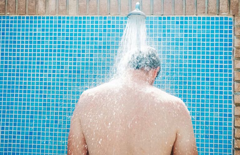 La douche froide n’abaisse pas la température corporelle en période de canicule, selon des experts.