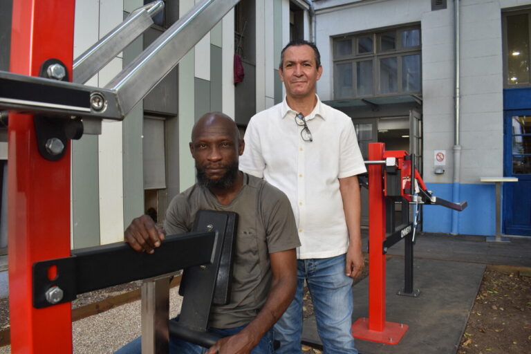 Des machines de musculation améliorent le quotidien des résidents d’Emmaüs à Paris.