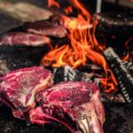 Grillades d&rsquo;été : choisir entre plancha, feu de bois ou barbecue moderne pour une cuisson réussie