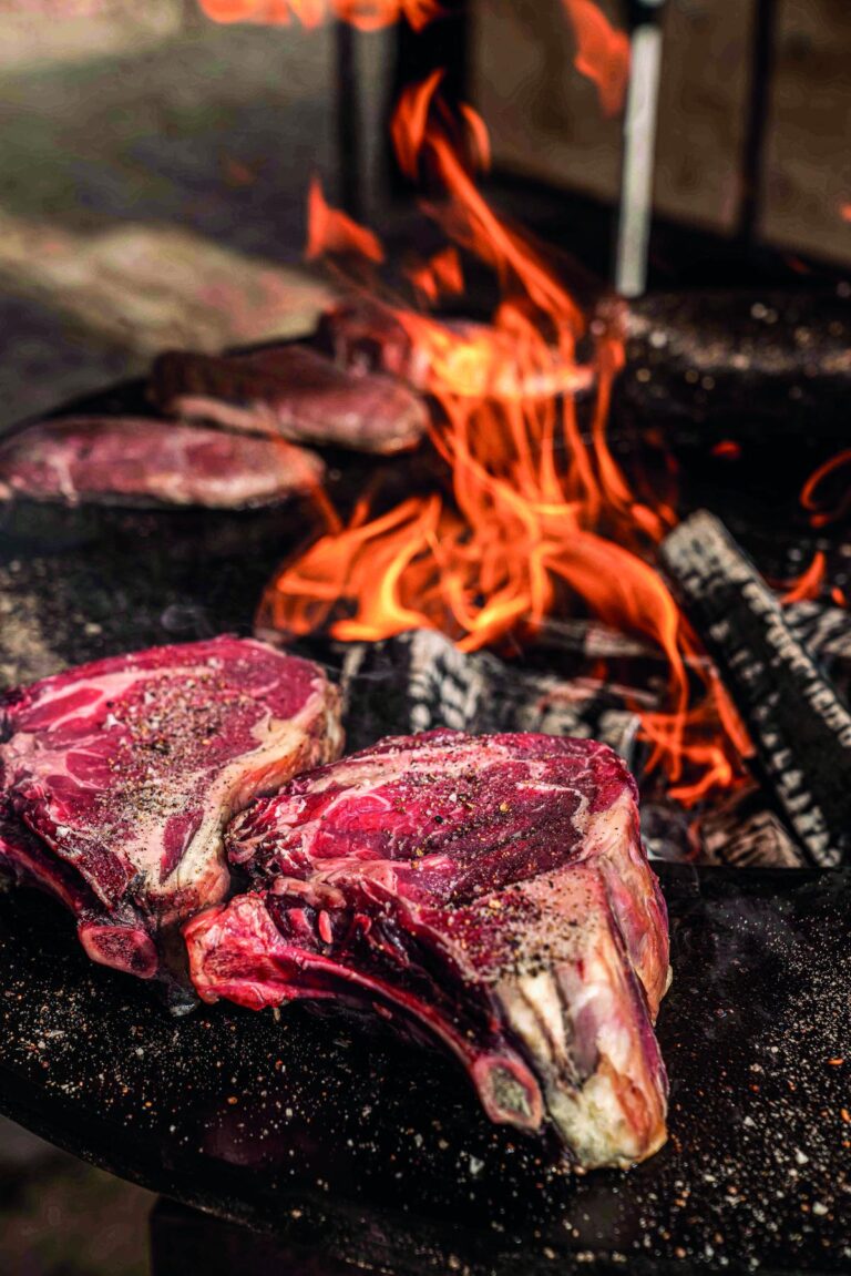 Grillades d’été : choisir entre plancha, feu de bois ou barbecue moderne pour une cuisson réussie