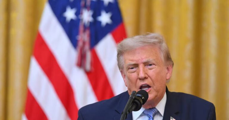 Trump remet en question la fiabilité du système électoral américain avant les midterms.