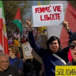 Des femmes iraniennes manifestent à Paris pour leurs droits lors du cortège du 8 mars.