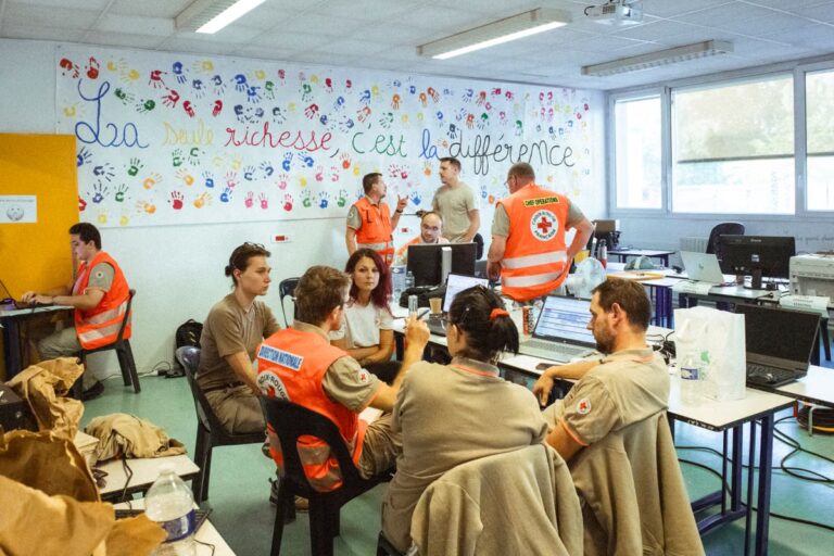 Évacuation en Gironde : les secouristes bénévoles travaillent pour rassurer les habitants.