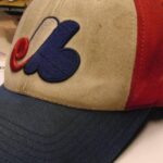 Les Montréalais se distinguent par leur casquette emblématique dans la culture urbaine.