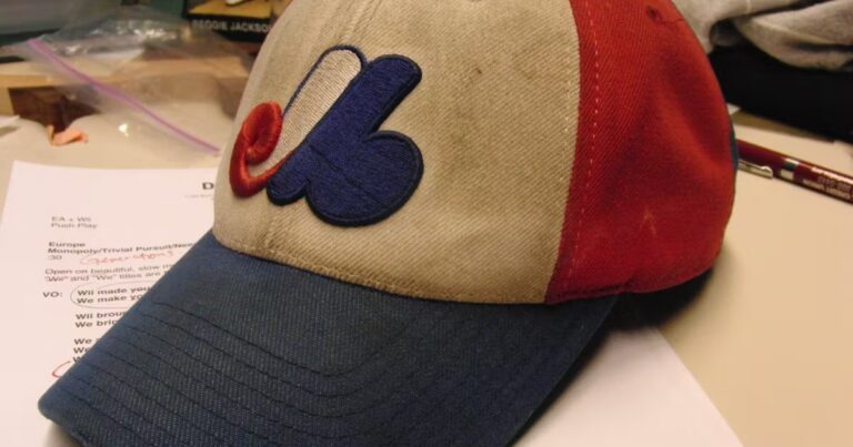 Les Montréalais se distinguent par leur casquette emblématique dans la culture urbaine.