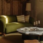 Un village suisse se distingue comme un refuge pittoresque des Alpes.