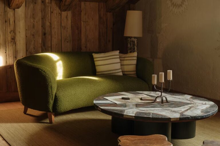 Un village suisse se distingue comme un refuge pittoresque des Alpes.