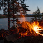 Le feu de camp, reflet des traditions culturelles des Québécois et de leur histoire.