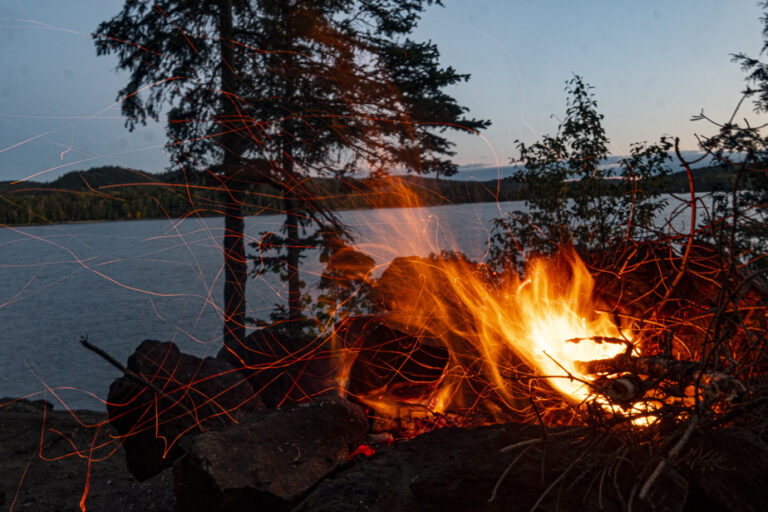 Le feu de camp, reflet des traditions culturelles des Québécois et de leur histoire.