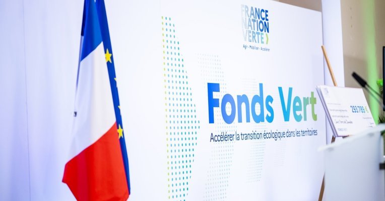 Fonds vert : le gel des crédits annoncé en pleine canicule affecte les projets climatiques.