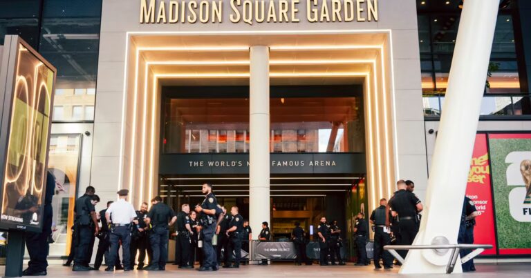 Le Madison Square Garden à New York fiche les célébrités, y compris les personnes LGBTQI.