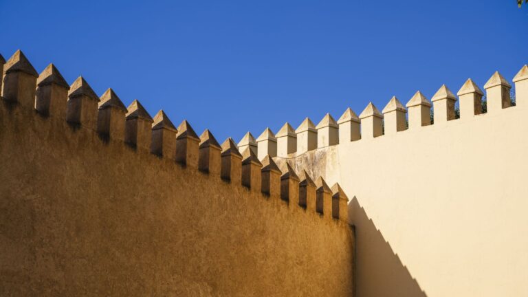 L’origine de l’expression ‘monter au créneau’ dans le contexte militaire français.