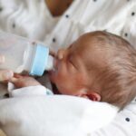 Reflux et remontées de lait chez les bébés : une surprescription médicamenteuse en question