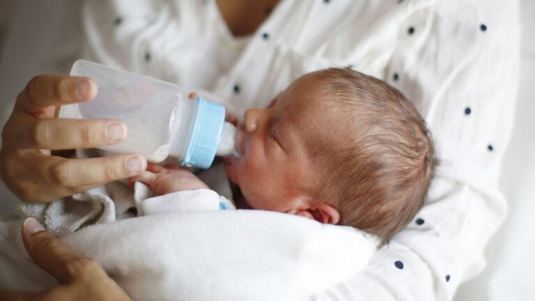 Reflux et remontées de lait chez les bébés : une surprescription médicamenteuse en question