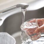 Chlore dans l’eau du robinet : explications de l’OMS sur la sécurité de l’eau potable.
