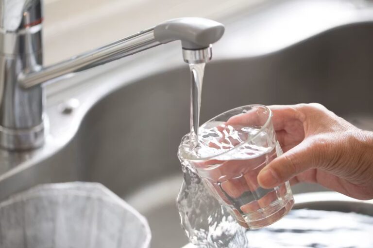 Chlore dans l’eau du robinet : explications de l’OMS sur la sécurité de l’eau potable.