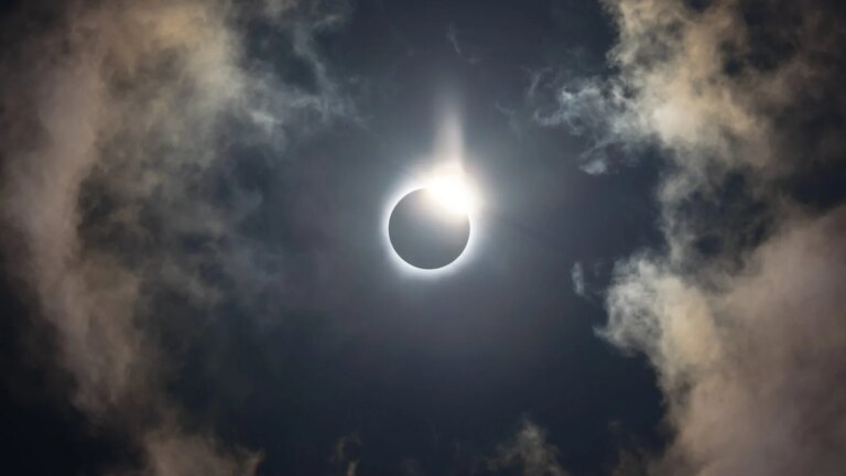 Éclipse solaire totale : préparation des observateurs en France pour l’événement rare