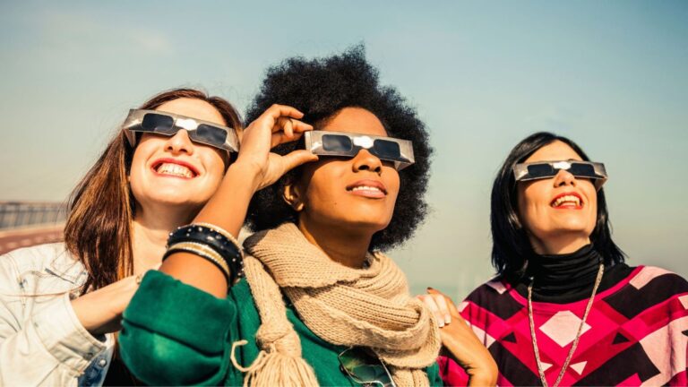 Réutilisation des lunettes d’éclipse de 1999 : vérification recommandée par les experts.