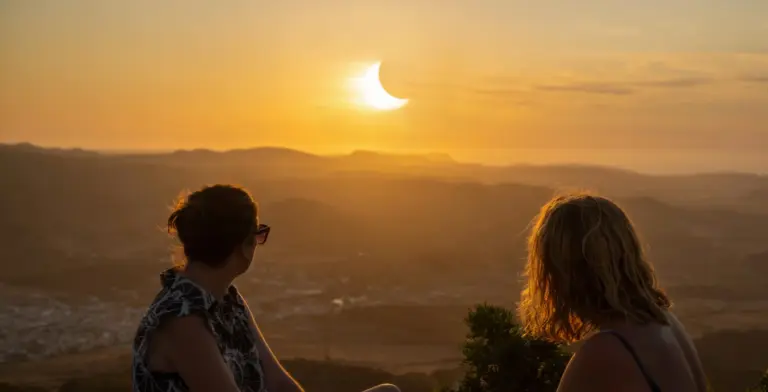 Prévisions météo pour observer l’éclipse solaire du 12 août sans nuages en France.