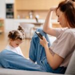Les parents perdent jusqu&rsquo;à 48 nuits de sommeil par an à cause des écrans, selon une étude.