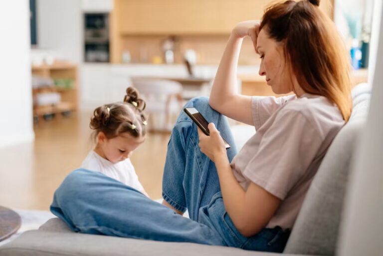 Les parents perdent jusqu’à 48 nuits de sommeil par an à cause des écrans, selon une étude.